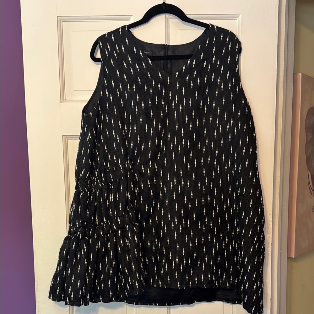 Black and White Sleeveless Boxy Tunic